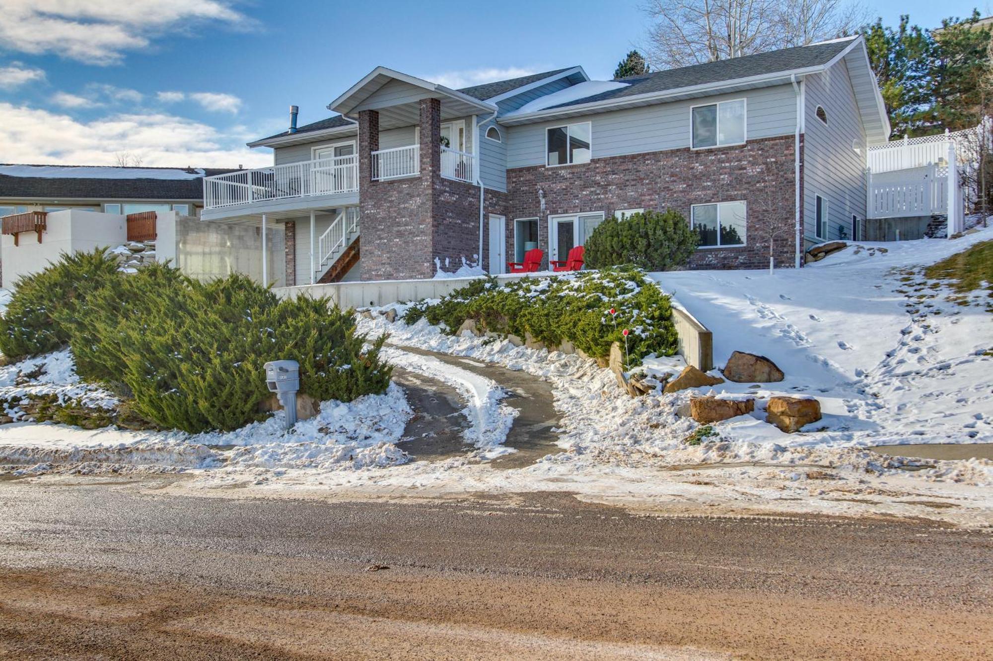 Inviting Great Falls Home With Wraparound Deck! Kültér fotó