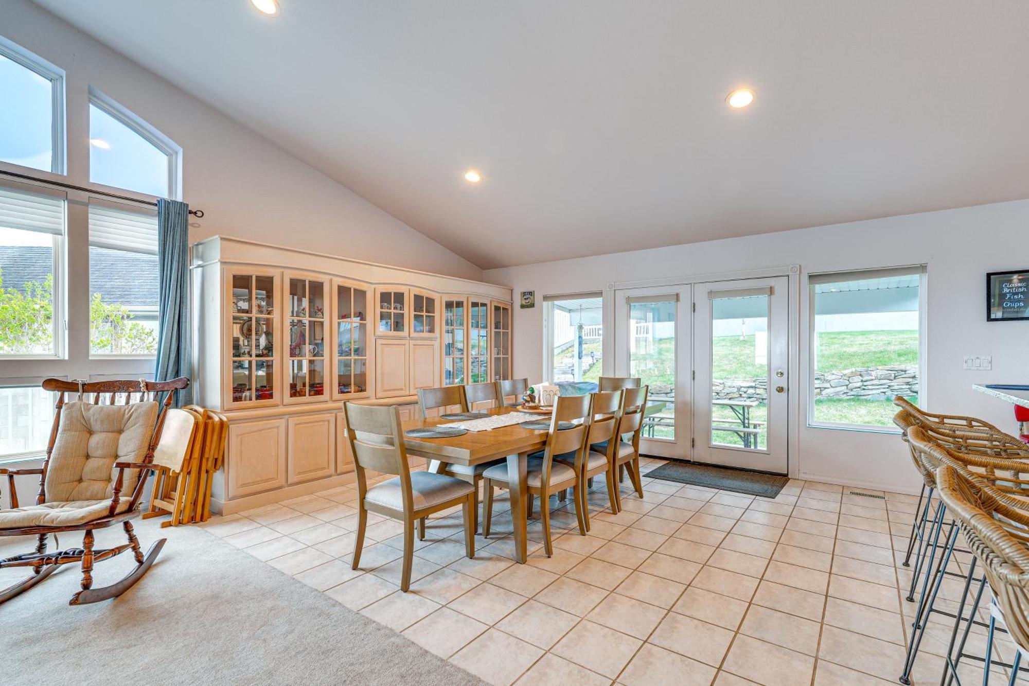 Inviting Great Falls Home With Wraparound Deck! Kültér fotó