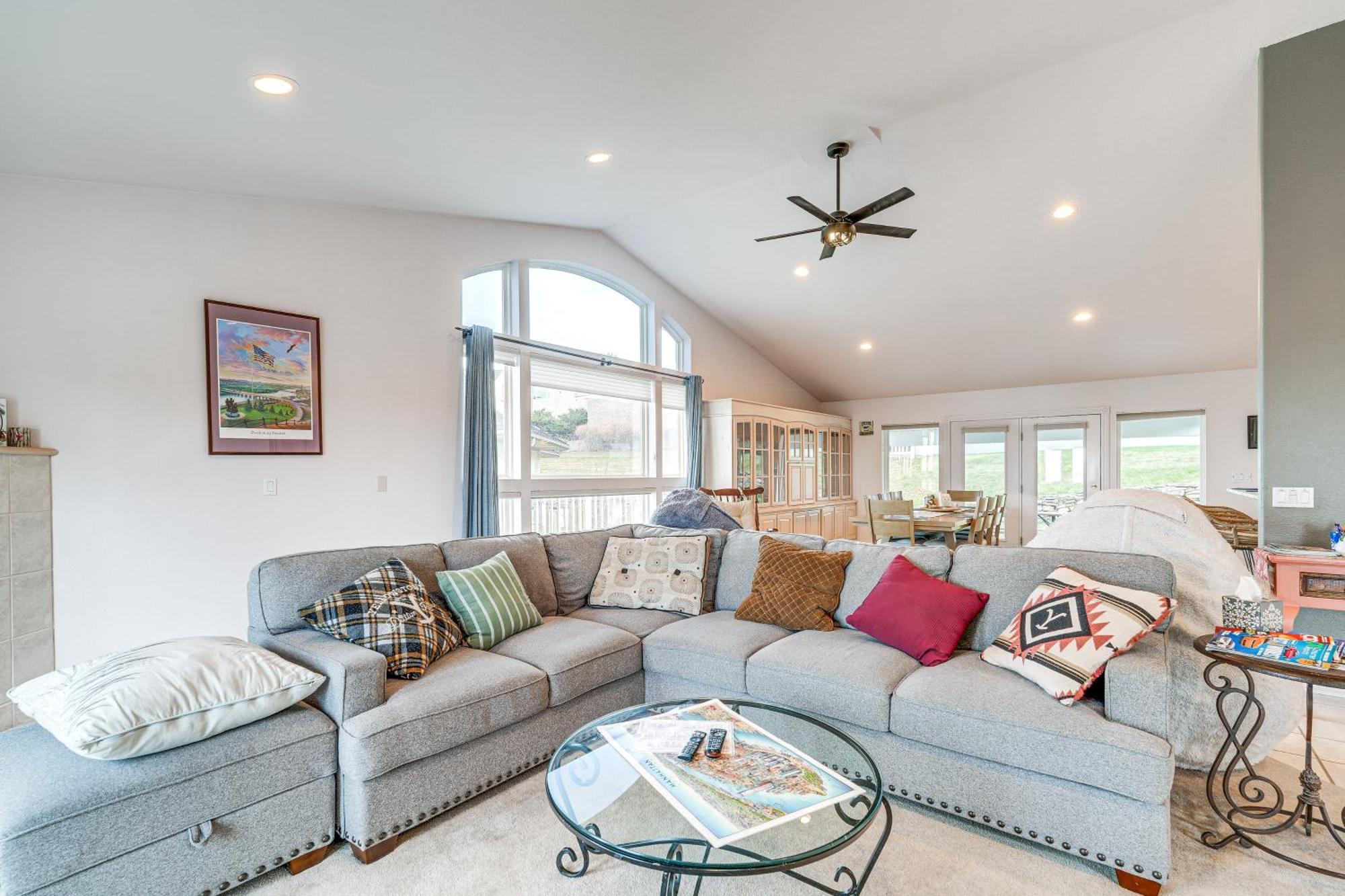 Inviting Great Falls Home With Wraparound Deck! Kültér fotó